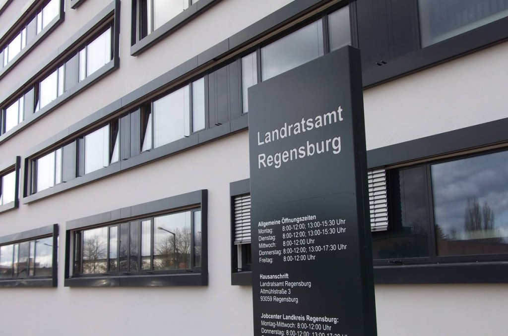 Landratsamt Regensburg: Außenbeschilderung